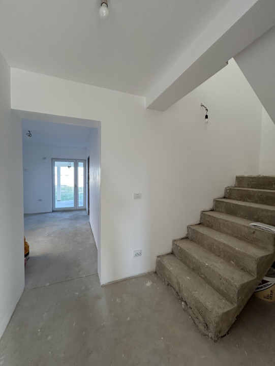 Duplex 5 camere, 111mp utili, 323mp teren in Mosnita Noua