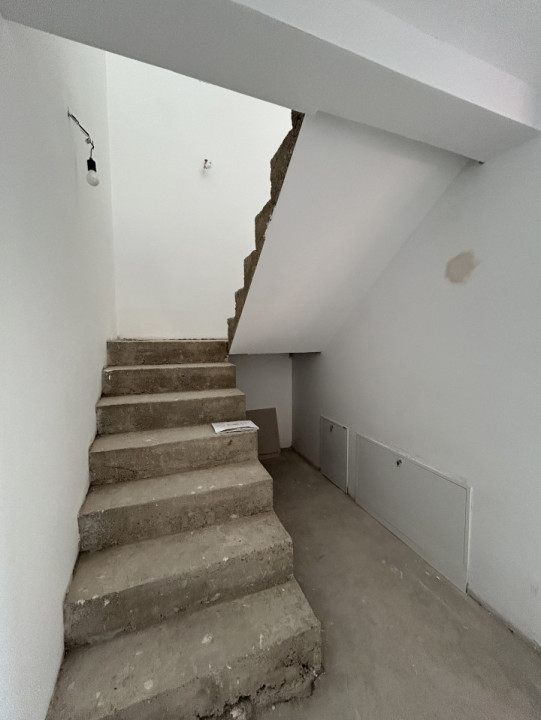 Duplex 5 camere, 111mp utili, 323mp teren in Mosnita Noua
