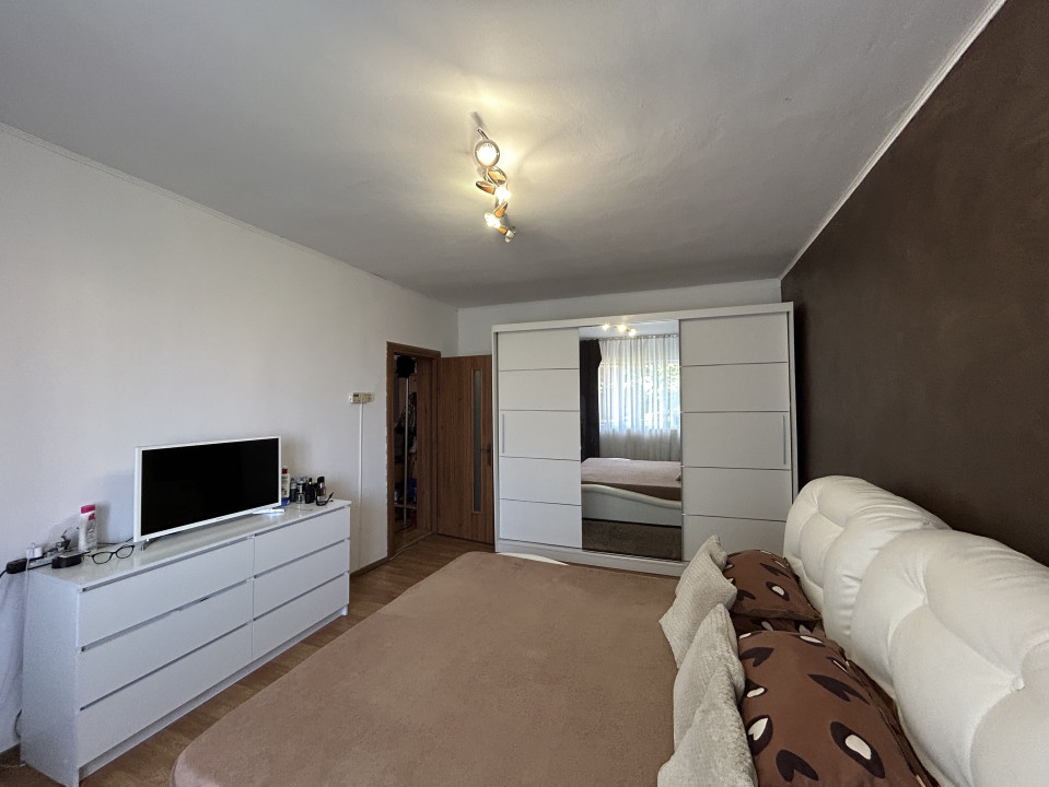 Apartament 4 camere, decomandat, 80mp utili, 2 bai, zona Dambovita 