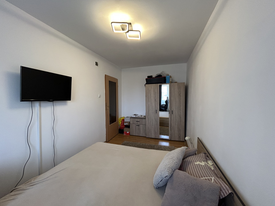 Apartament 4 camere, decomandat, 80mp utili, 2 bai, zona Dambovita 