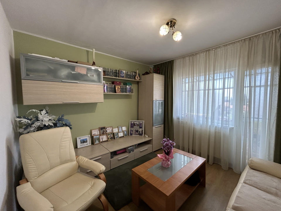 Apartament 4 camere, decomandat, 80mp utili, 2 bai, zona Dambovita 