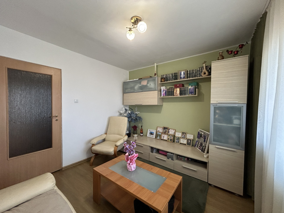 Apartament 4 camere, decomandat, 80mp utili, 2 bai, zona Dambovita 