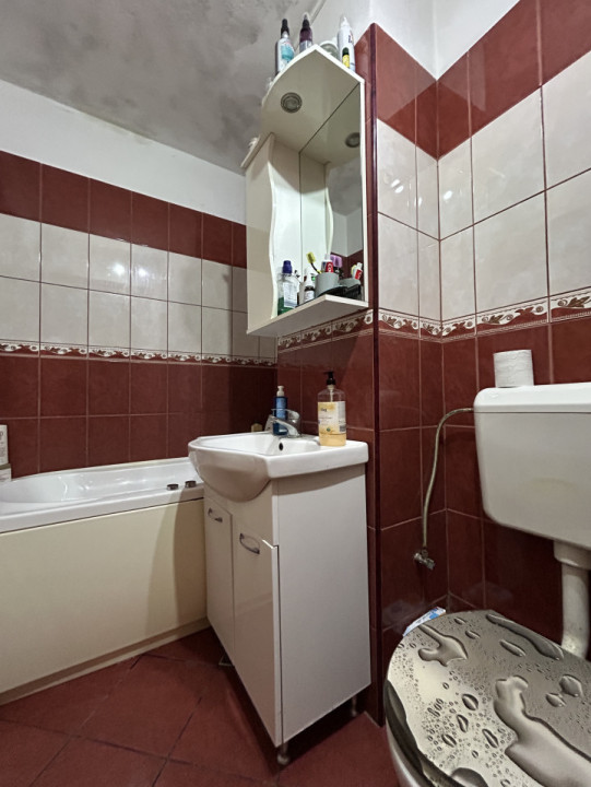 Apartament 4 camere, decomandat, 80mp utili, 2 bai, zona Dambovita 