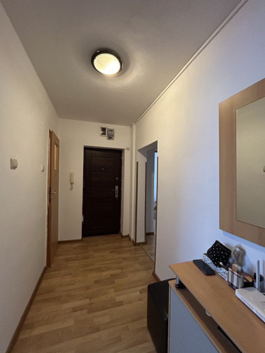 Apartament 4 camere, decomandat, 80mp utili, 2 bai, zona Dambovita 