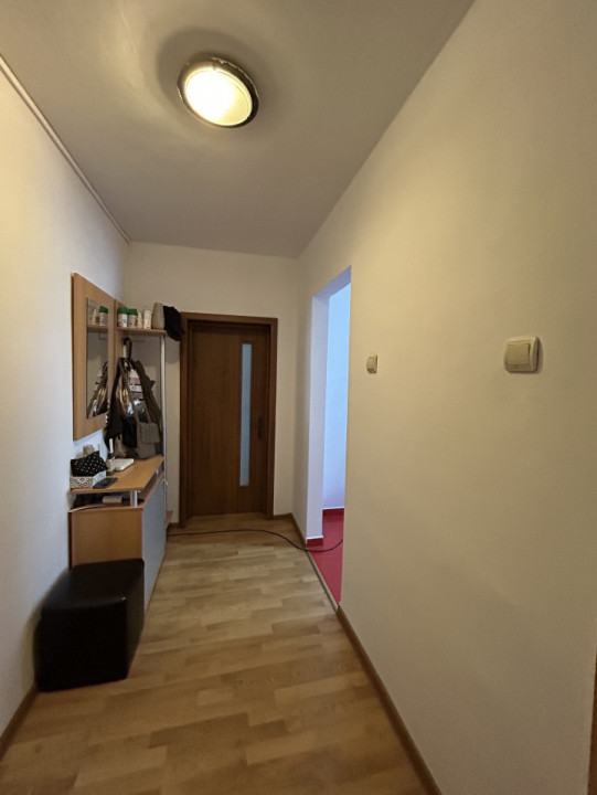 Apartament 4 camere, decomandat, 80mp utili, 2 bai, zona Dambovita 