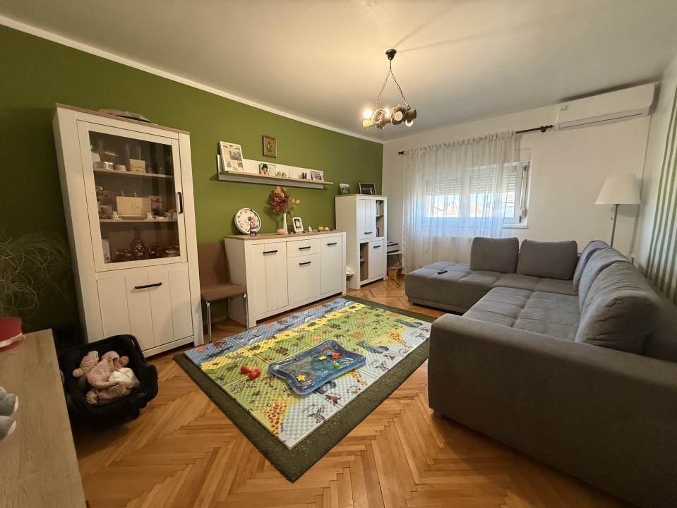 Apartament spatios cu 3 camere, decomandat, 65 mp utili + balcon 3 mp - Soarelui