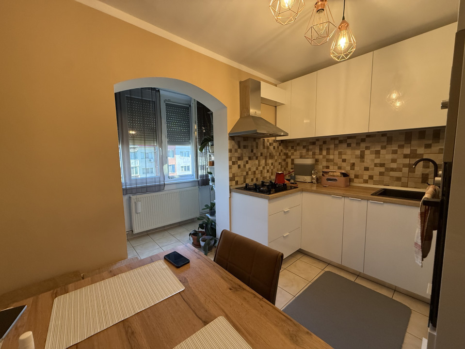 Apartament spatios cu 3 camere, decomandat, 65 mp utili + balcon 3 mp - Soarelui