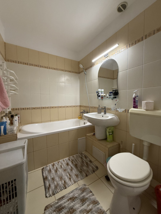 Apartament spatios cu 3 camere, decomandat, 65 mp utili + balcon 3 mp - Soarelui