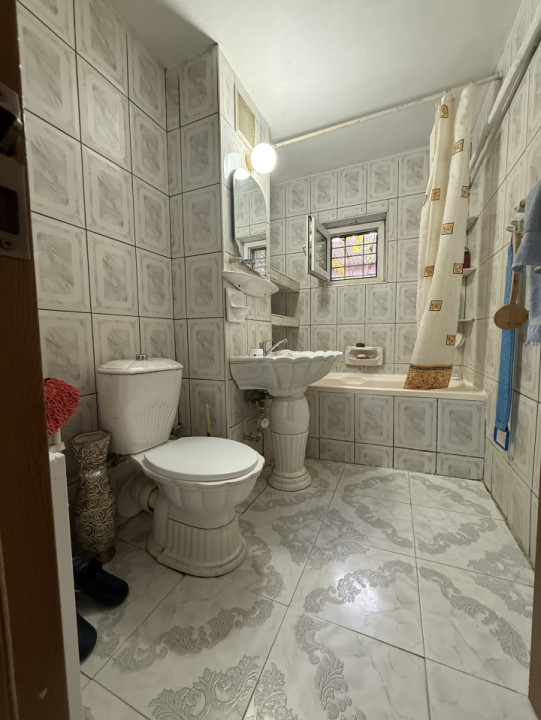 Apartament spatios, 3 camere, decomandat, 95 mp, parter - Girocului