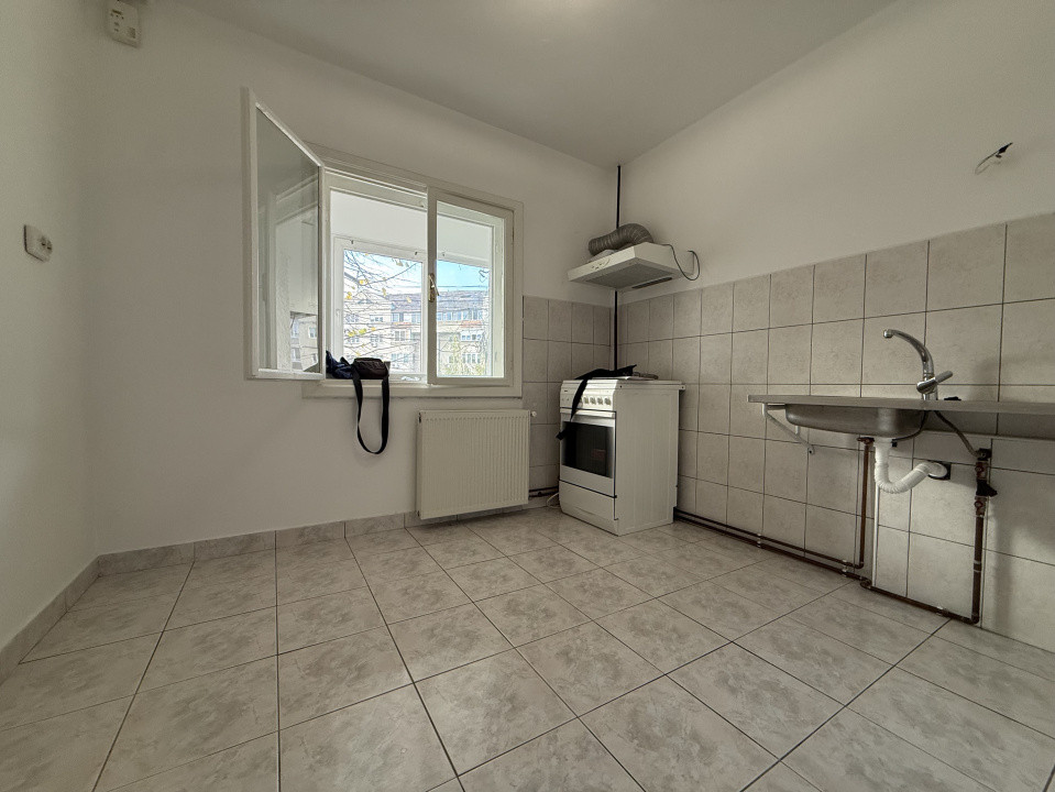 Apartament 3 camere, decomandat, etaj 1, cu 3 boxe si garaj - Baba Dochia