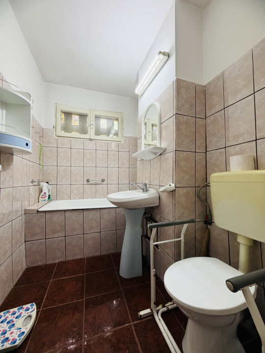 Apartament 2 camere, semidecomandat, 49mp, parter, zona Dambovita