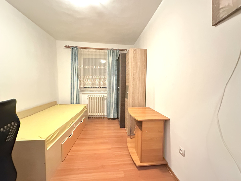 Apartament spatios, 3 camere, etajul 3 - zona Cetatii