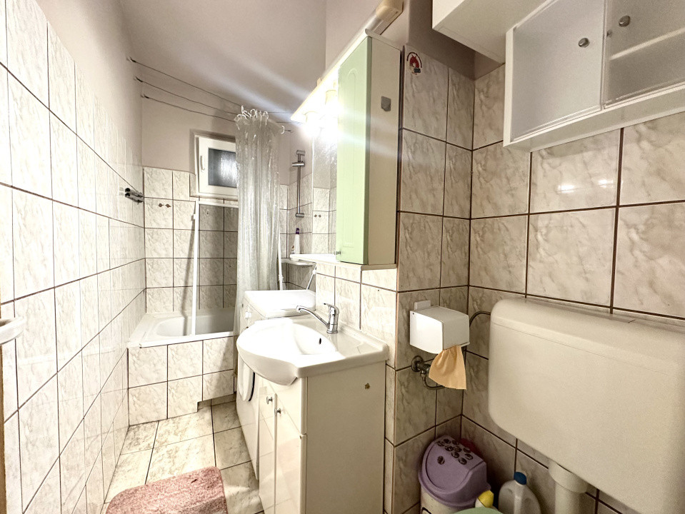 Apartament spatios, 3 camere, etajul 3 - zona Cetatii