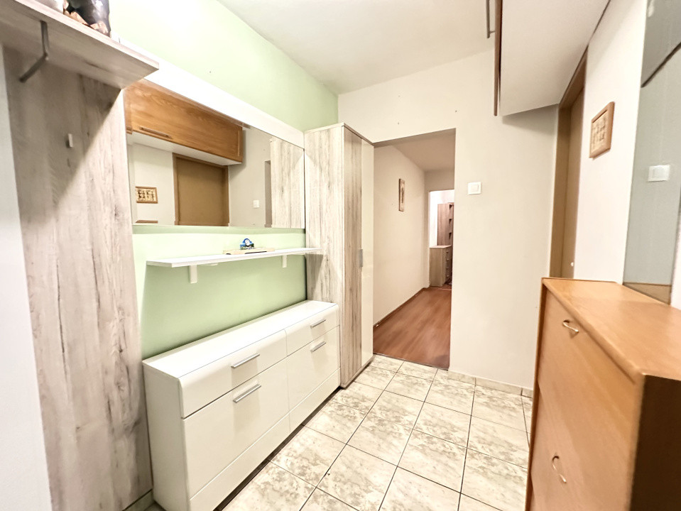 Apartament spatios, 3 camere, etajul 3 - zona Cetatii