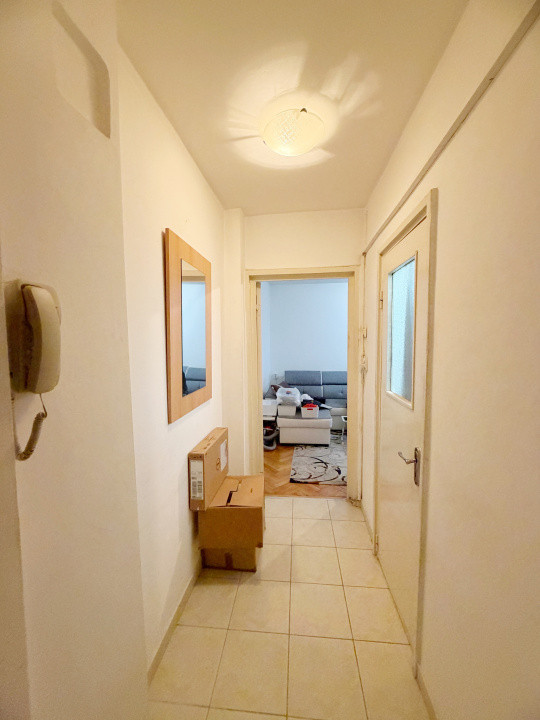 Apartament 3 camere, semidecomandat, 43mp utili, zona Piata Doina