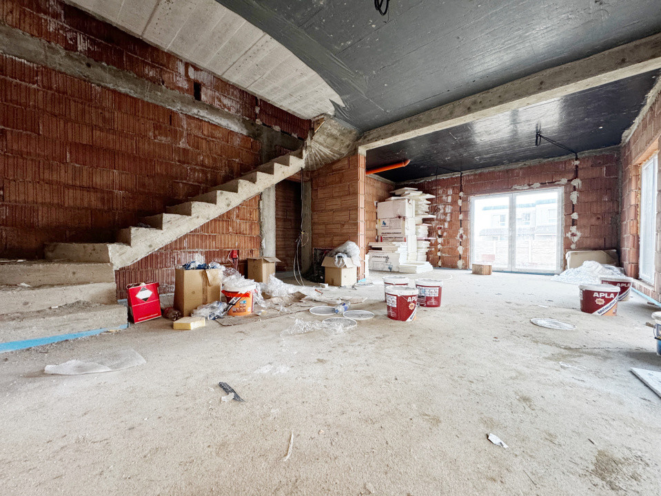 Duplex despartit prin camera tehnica, 121mp utili,350mp teren -Mosnita