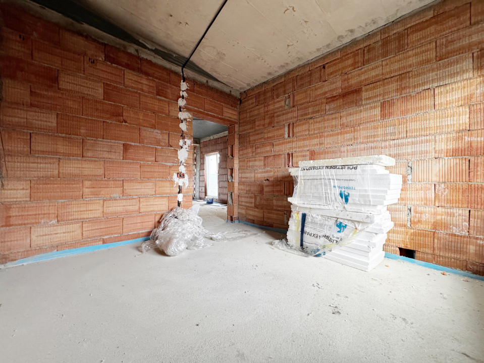 Duplex despartit prin camera tehnica, 121mp utili,350mp teren -Mosnita