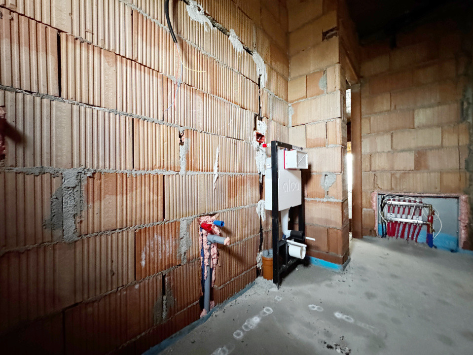 Duplex despartit prin camera tehnica, 121mp utili,350mp teren -Mosnita