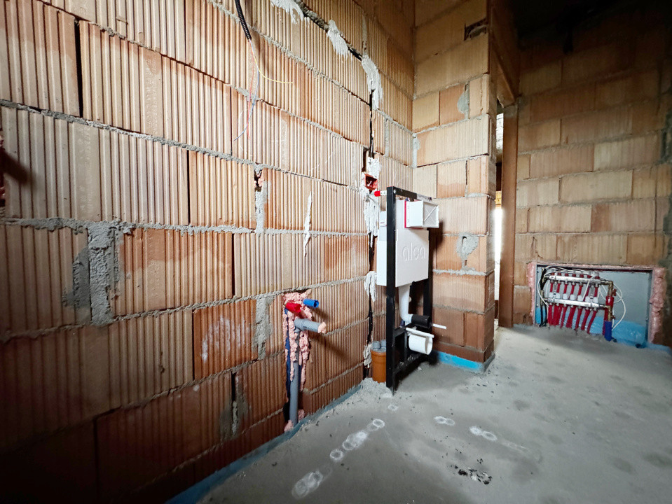 Duplex despartit prin camera tehnica, 121mp utili,350mp teren -Mosnita