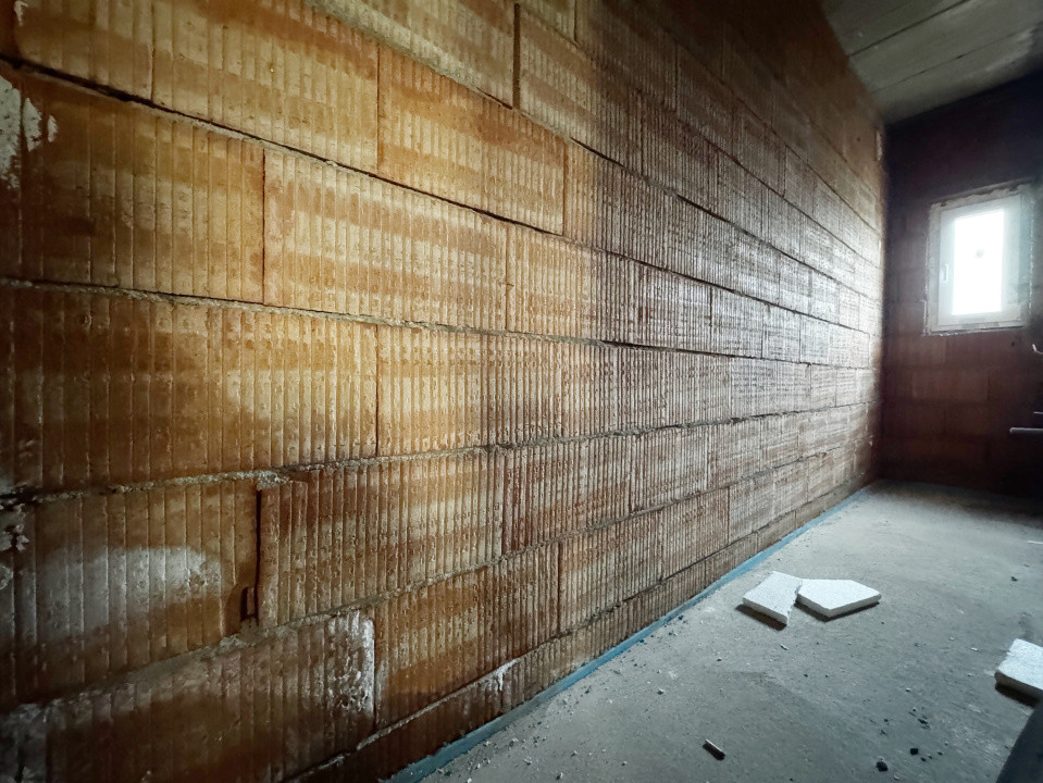 Duplex despartit prin camera tehnica, 121mp utili,350mp teren -Mosnita