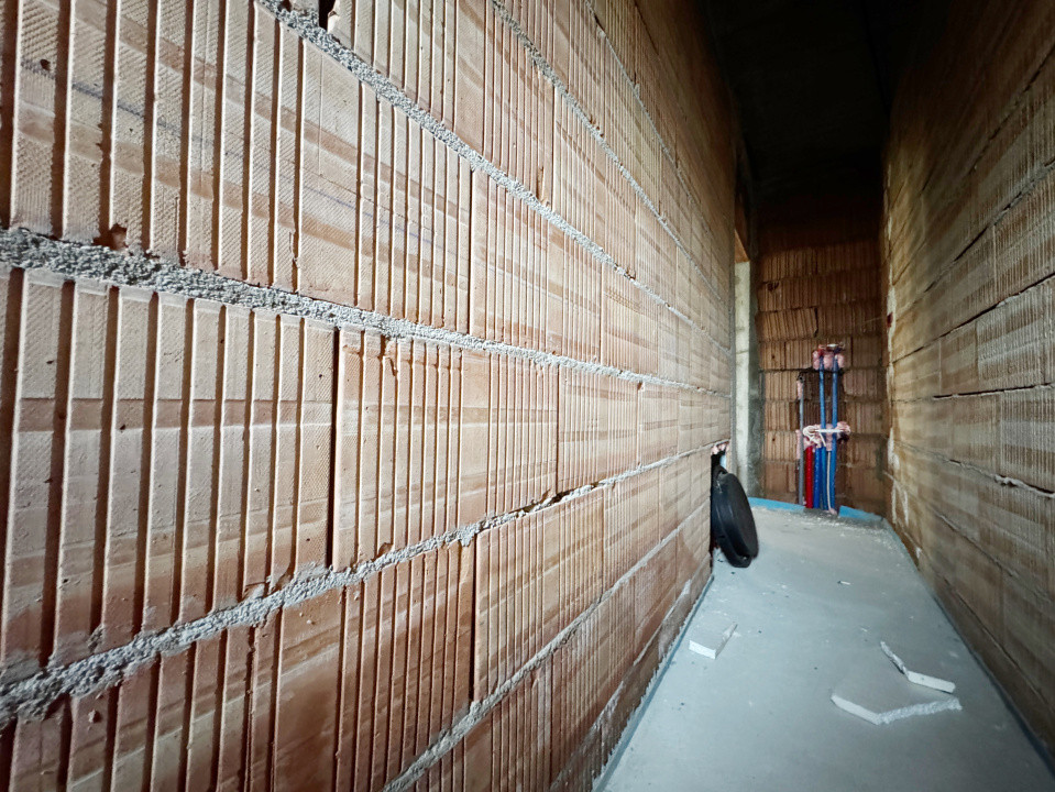 Duplex despartit prin camera tehnica, 121mp utili,350mp teren -Mosnita