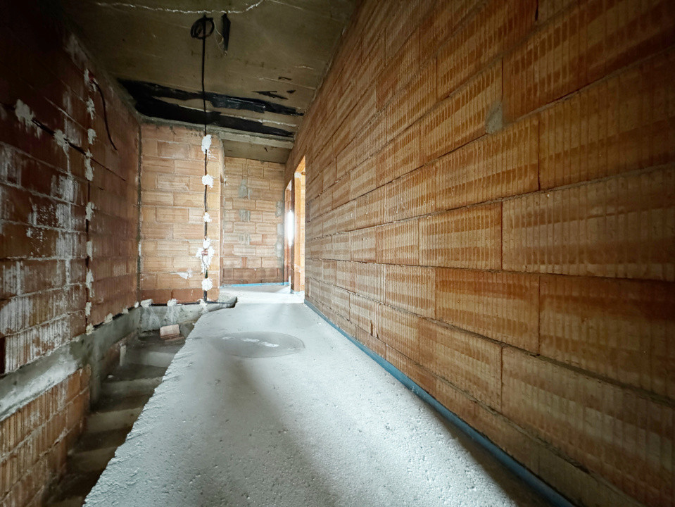 Duplex despartit prin camera tehnica, 121mp utili,350mp teren -Mosnita