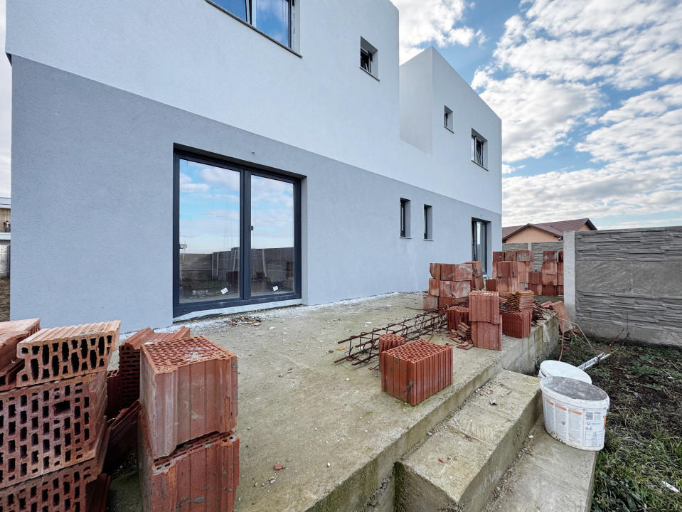 Duplex despartit prin camera tehnica, 121mp utili,350mp teren -Mosnita