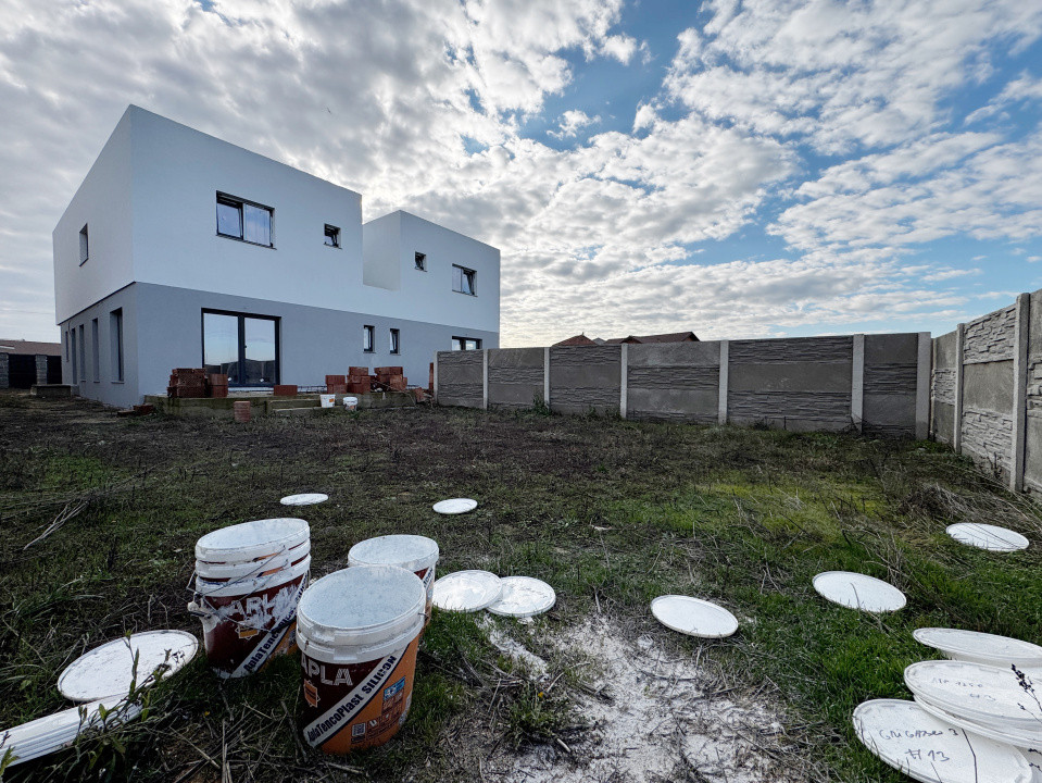 Duplex despartit prin camera tehnica, 121mp utili,350mp teren -Mosnita