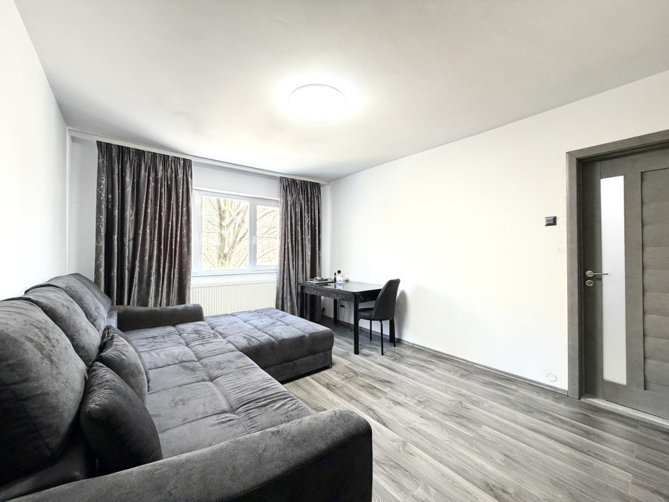 Apartament 3 camere, renovat, 53 mp utili + boxa, zona Cetatii