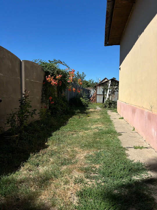 Casa 2 camere, 43 mp, curte 300 mp, pozitie centrala, in Moravita - COMISION 0%