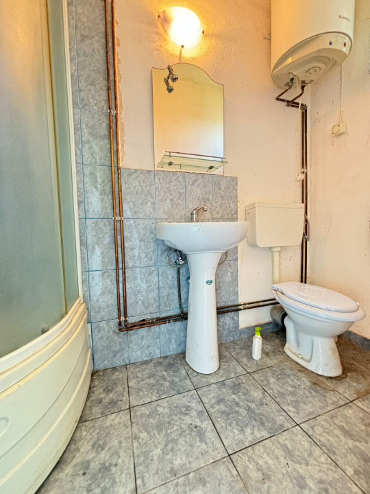 Casa 2 camere, 43 mp, curte 300 mp, pozitie centrala, in Moravita - COMISION 0%