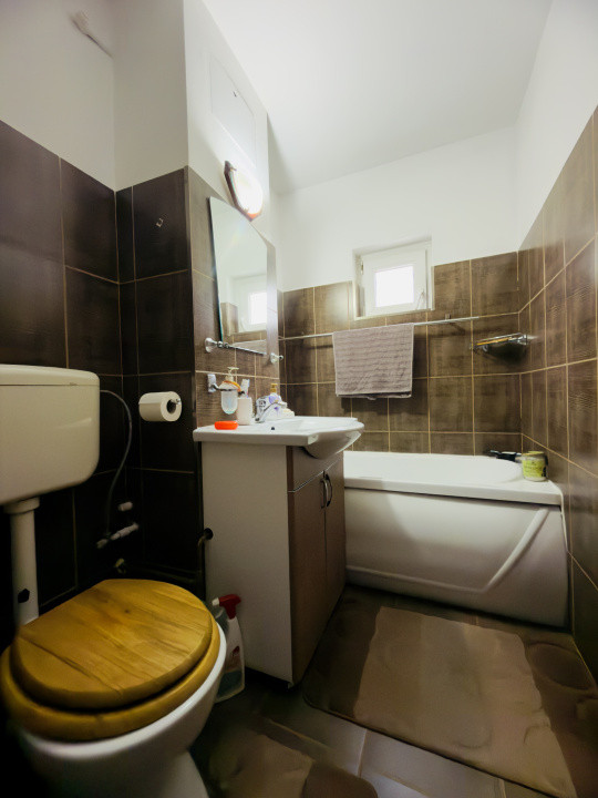 Apartament 4 camere, decomandat, etaj 2, 78mp in Bucovina