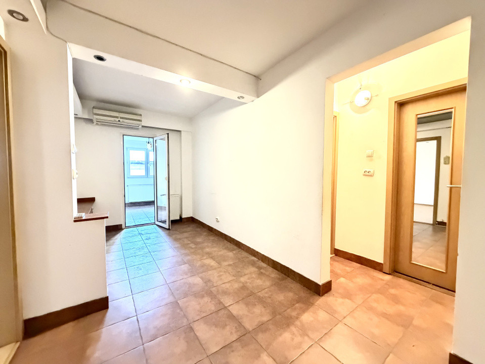 Apartament spatios, 2 camere + 1 boxa la subsol - zona Bucovina