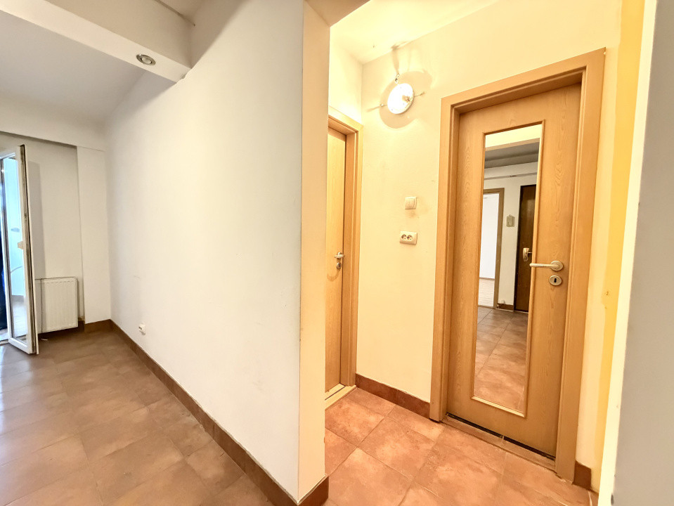 Apartament spatios, 2 camere + 1 boxa la subsol - zona Bucovina