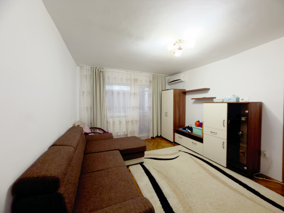 Apartament 2 camere, semidecomandat, etaj 3, zona Dambovita 