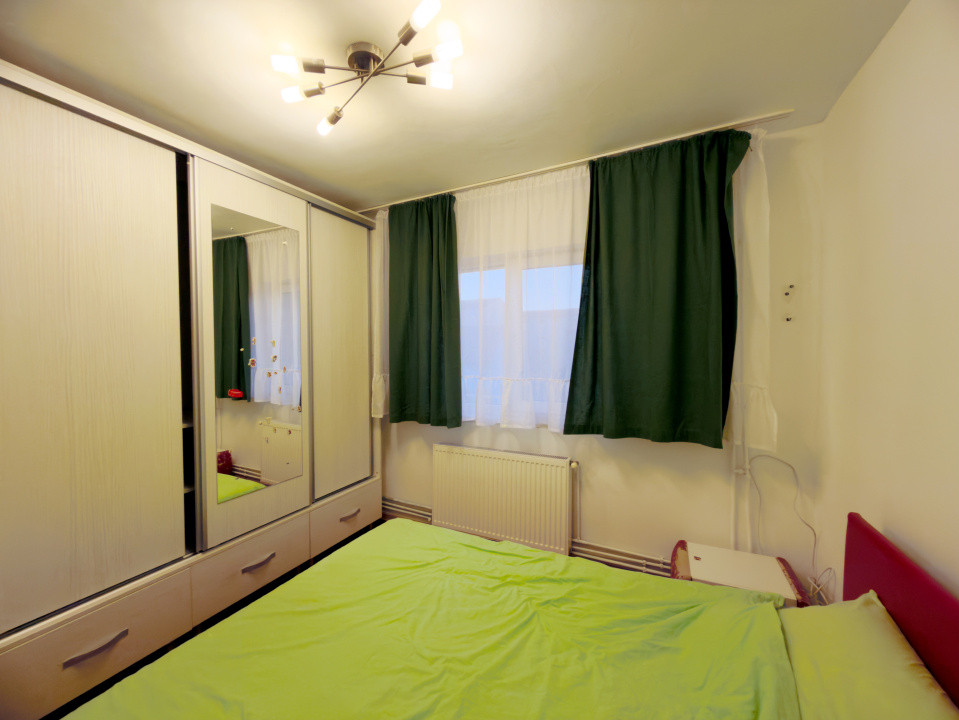 Apartament 2 camere, semidecomandat, etaj 3, zona Dambovita 