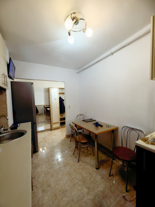 Apartament 2 camere, semidecomandat, etaj 3, zona Dambovita 