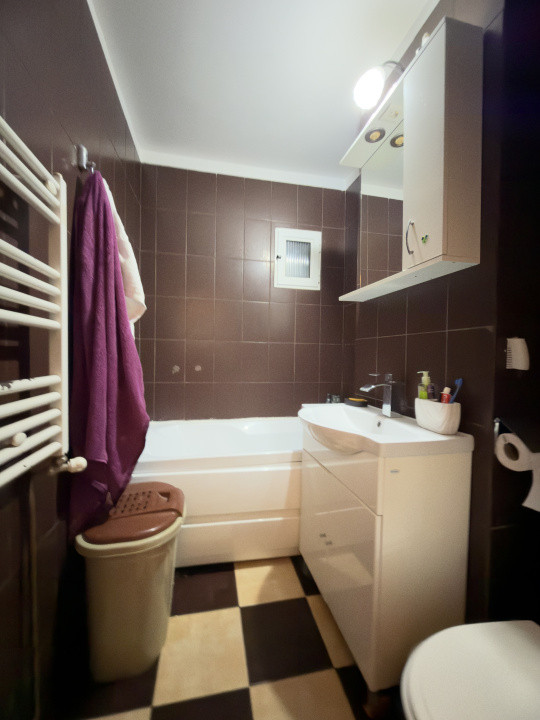 Apartament 2 camere, semidecomandat, etaj 3, zona Dambovita 