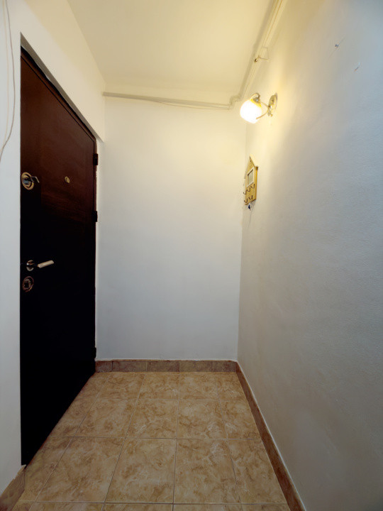 Apartament 2 camere, semidecomandat, etaj 3, zona Dambovita 