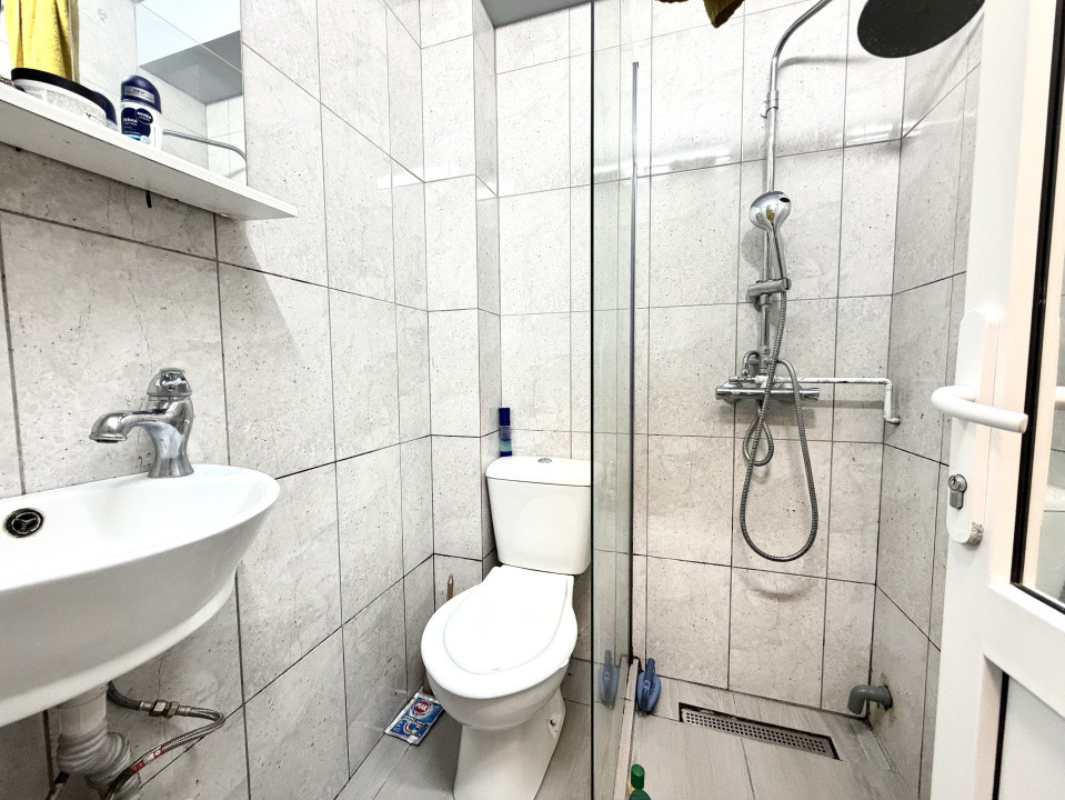 Garsoniera renovata, 15 mp utili, etaj 3, renovata - Zona AEM