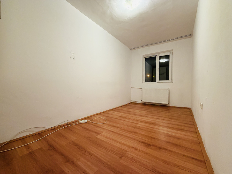 Apartament 3 camere,  semidecomandat, 50 mp, parter, zona Dacia