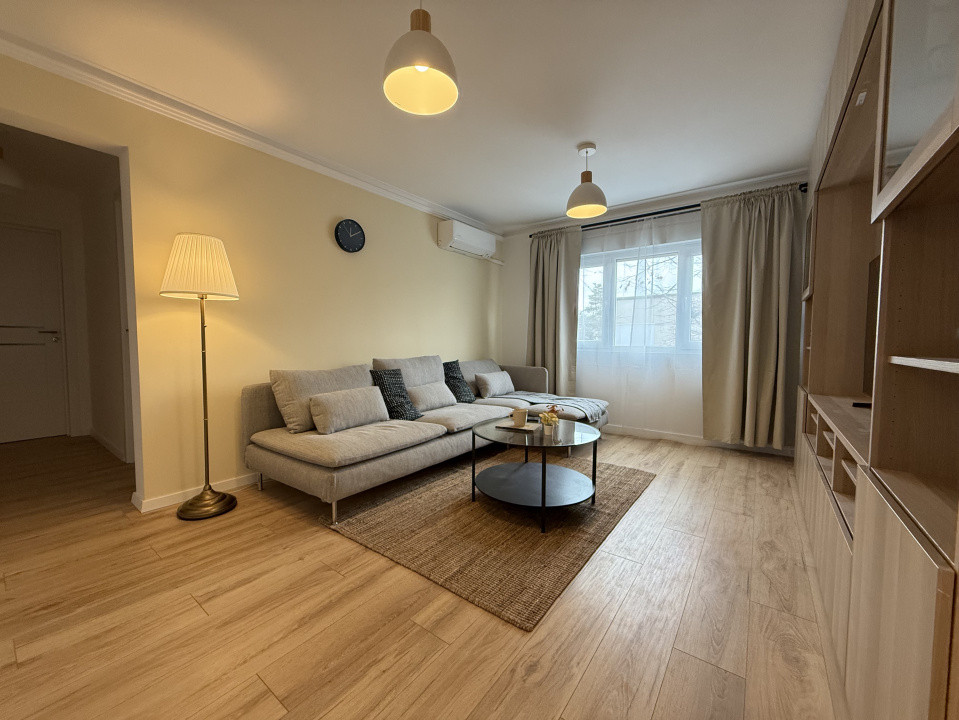 Apartament 4 camere, decomandat, etaj 3 - Zona Cetatii