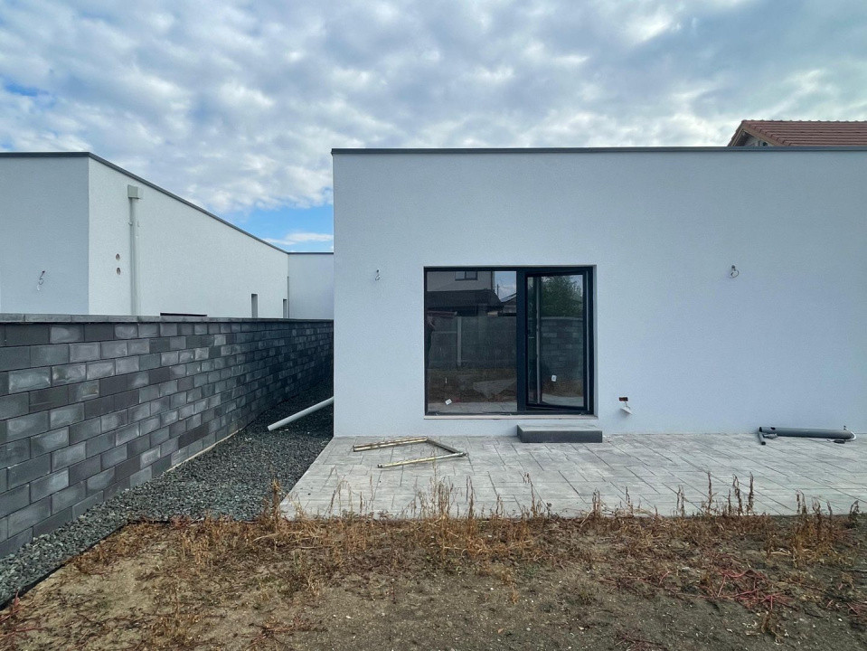 Duplex pe parter 4 camere separat prin dressing Urseni