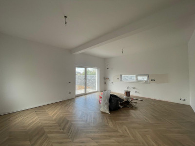 Duplex pe parter 4 camere separat prin dressing Urseni