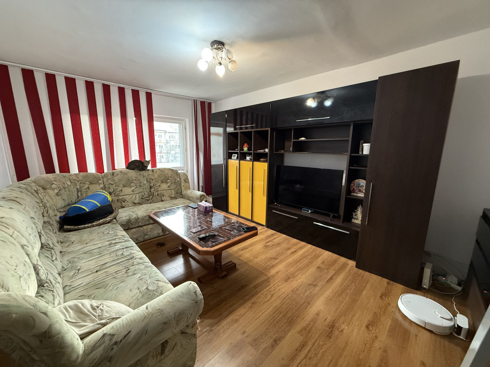 Apartament 4 camere, decomndat, 77 mp utili + 2 balcoane- Soarelui