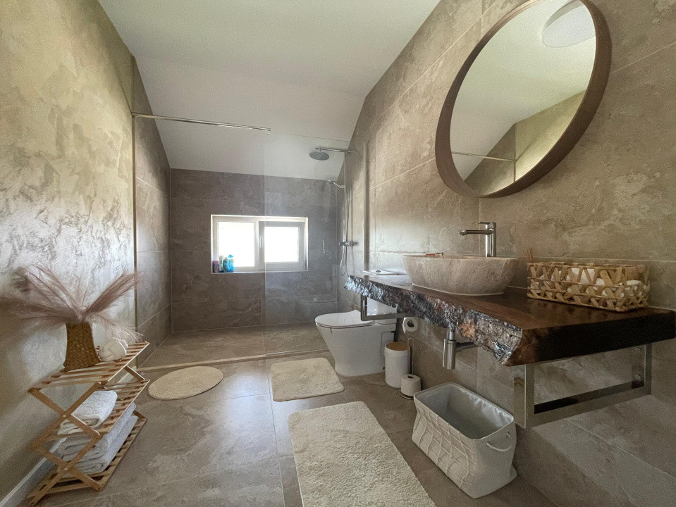 Casa Individuala 5 camere - central Mosnita Veche