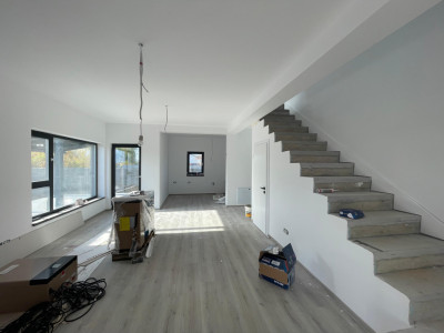 Duplex 3 camere separat prin baie Mosnita Noua