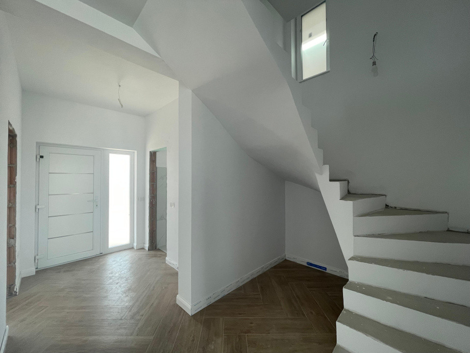 Duplex 5 camere separat prin CT Mosnita Noua