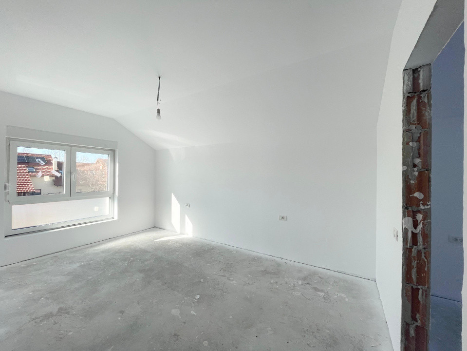 Duplex 4 camere despartit prin scara Central Mosnita Veche