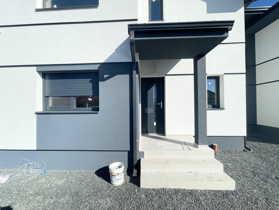 Duplex 4 camere despartit prin scara Central Mosnita Veche